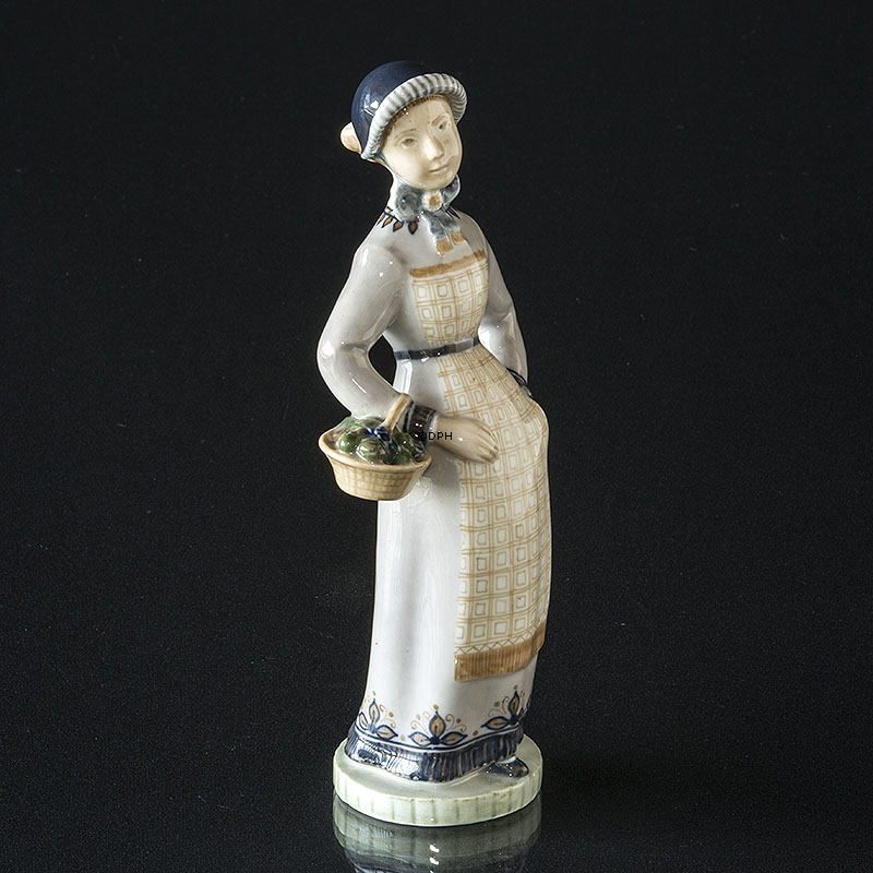 Kvinde med kurv, Royal Copenhagen figur nr. 2061(1890-1990)