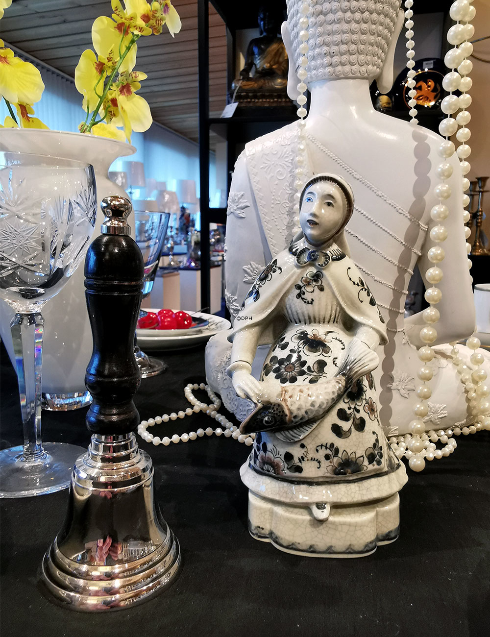 Kvinde med fisk, Craquele, Royal Copenhagen figur nr. 2066 (1890-1990)