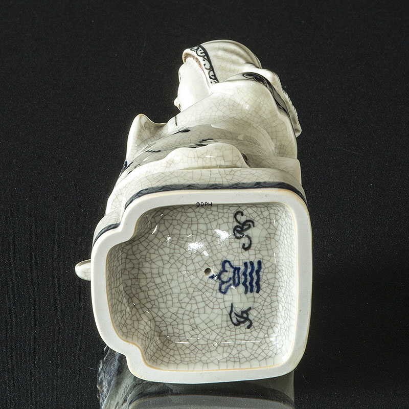 Kvinde med fisk, Craquele, Royal Copenhagen figur nr. 2066 (1890-1990)