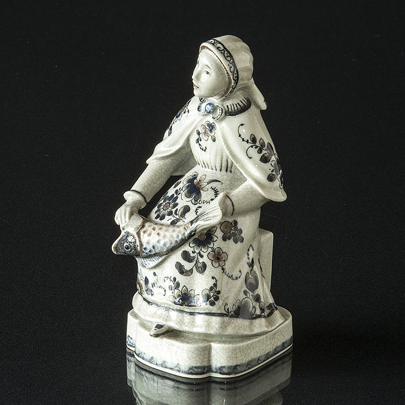 Kvinde med fisk, Craquele, Royal Copenhagen figur nr. 2066 (1890-1990)