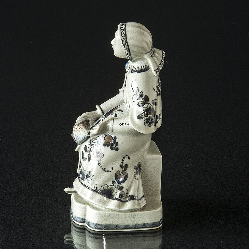 Kvinde med fisk, Craquele, Royal Copenhagen figur nr. 2066 (1890-1990)