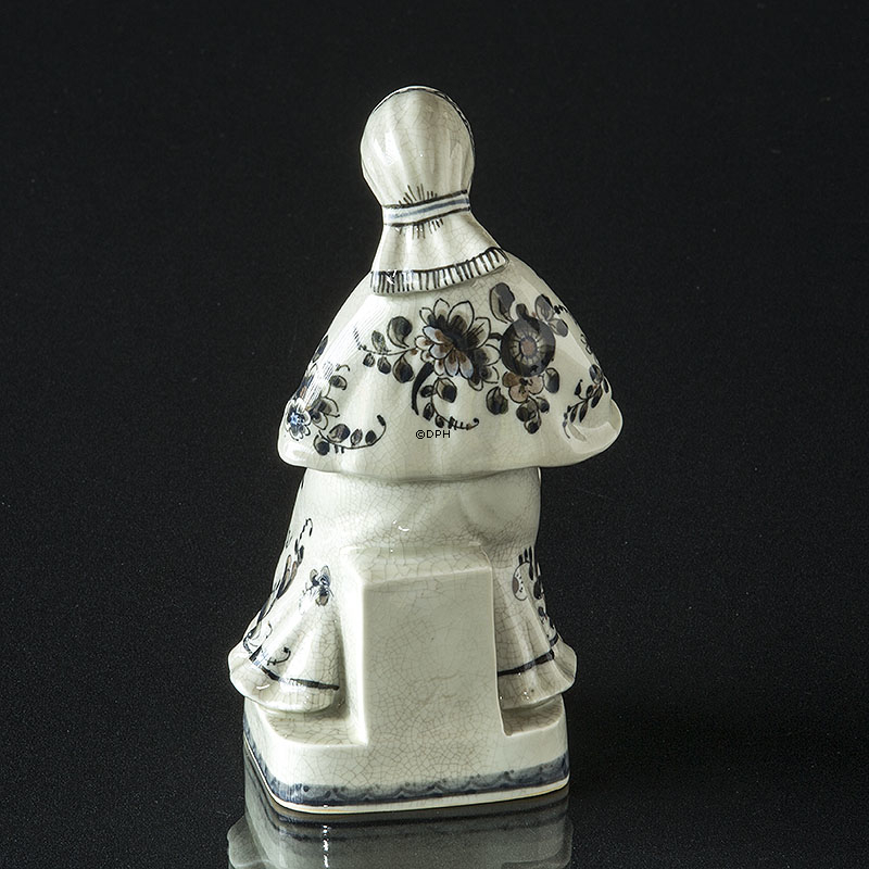 Kvinde med fisk, Craquele, Royal Copenhagen figur nr. 2066 (1890-1990)