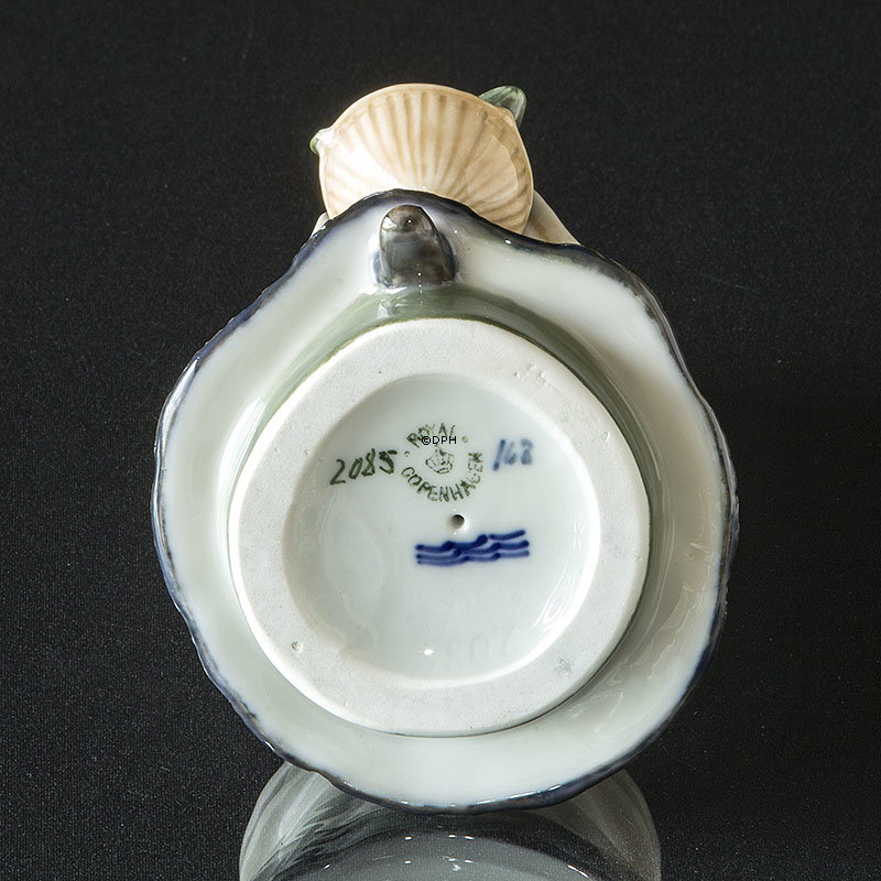 Kvinde med kurv, Royal Copenhagen figur nr. 2085 (1890-1990)