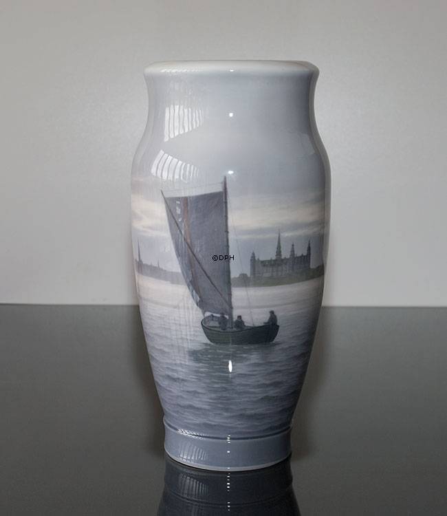 Vase med Sejlskib ved Kronborg, Royal Copenhagen nr. 2122-131