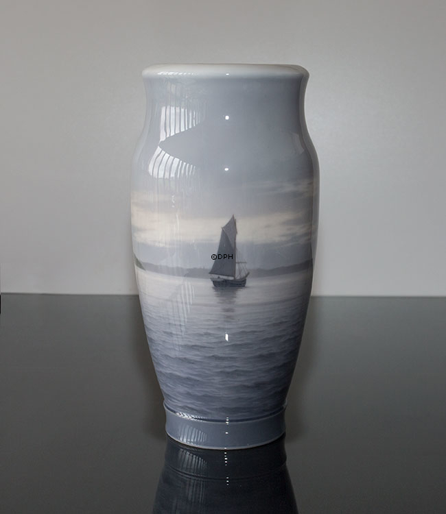 Vase med Sejlskib ved Kronborg, Royal Copenhagen nr. 2122-131