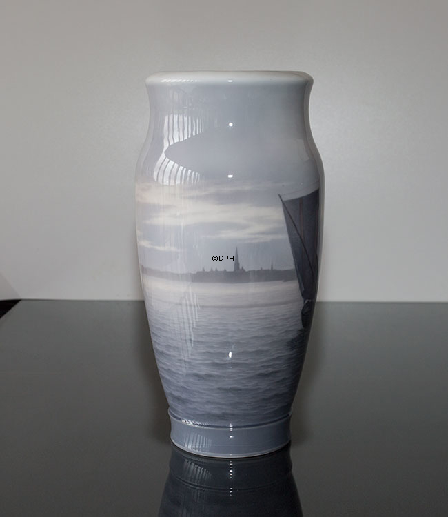 Vase med Sejlskib ved Kronborg, Royal Copenhagen nr. 2122-131