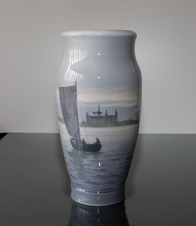 Vase med Sejlskib ved Kronborg, Royal Copenhagen nr. 2122-131