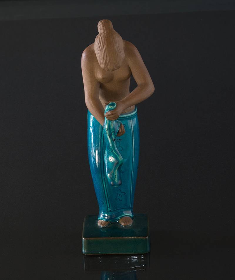 Stentøjsfigur, Martha, Royal Copenhagen nr. 21424. Pige med klæder (1959). Designet af Johannes Hedegaard