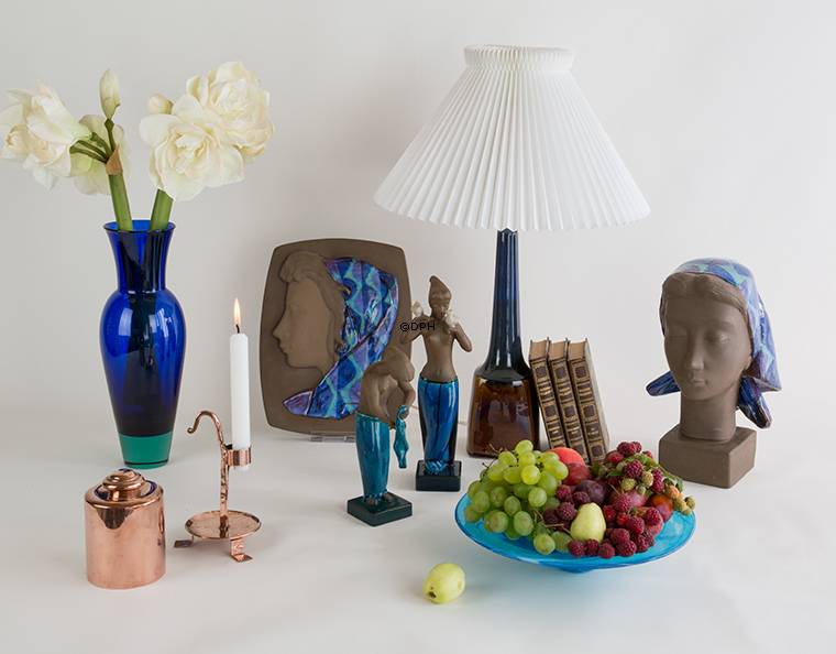 Stentøjsfigur, Martha, Royal Copenhagen nr. 21424. Pige med klæder (1959). Designet af Johannes Hedegaard