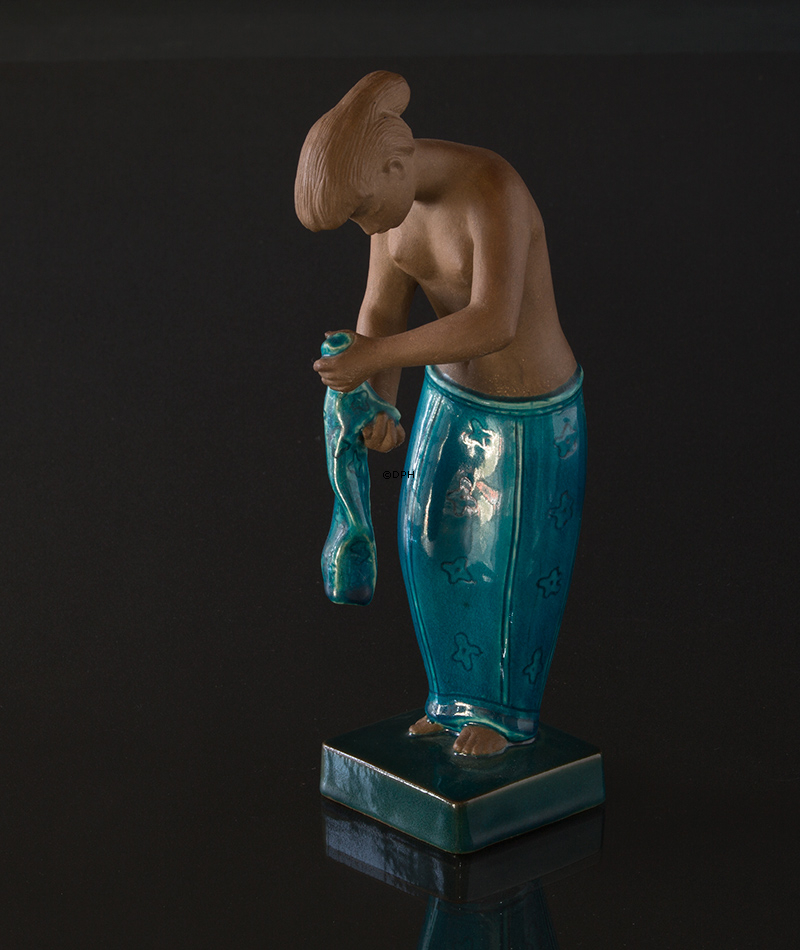 Stentøjsfigur, Martha, Royal Copenhagen nr. 21424. Pige med klæder (1959). Designet af Johannes Hedegaard