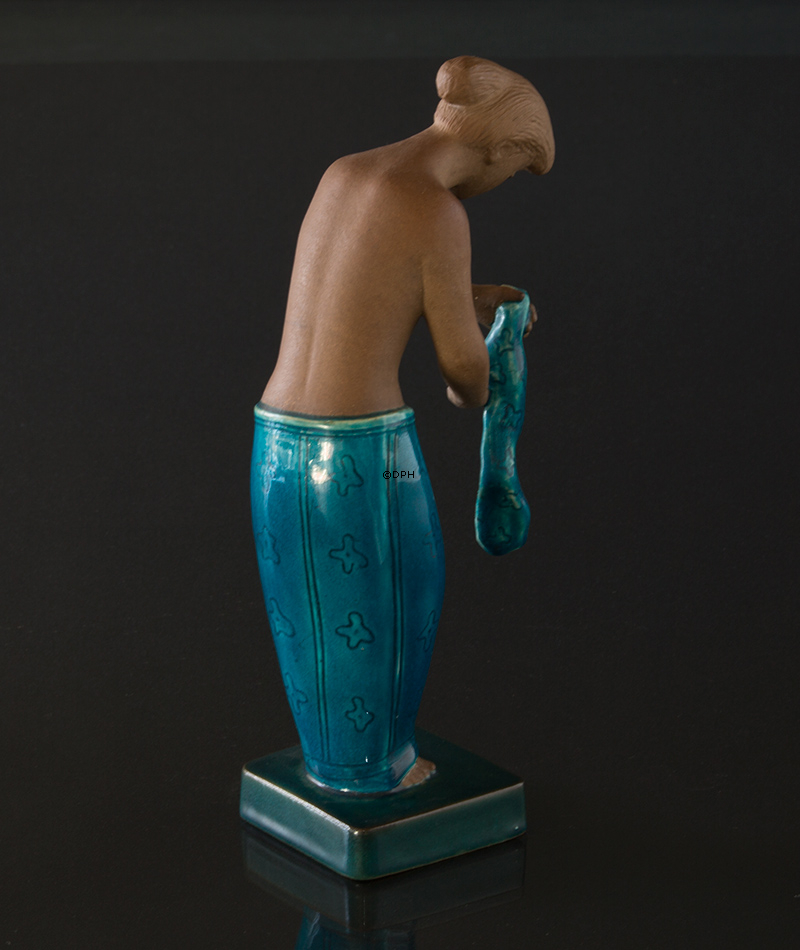 Stentøjsfigur, Martha, Royal Copenhagen nr. 21424. Pige med klæder (1959). Designet af Johannes Hedegaard