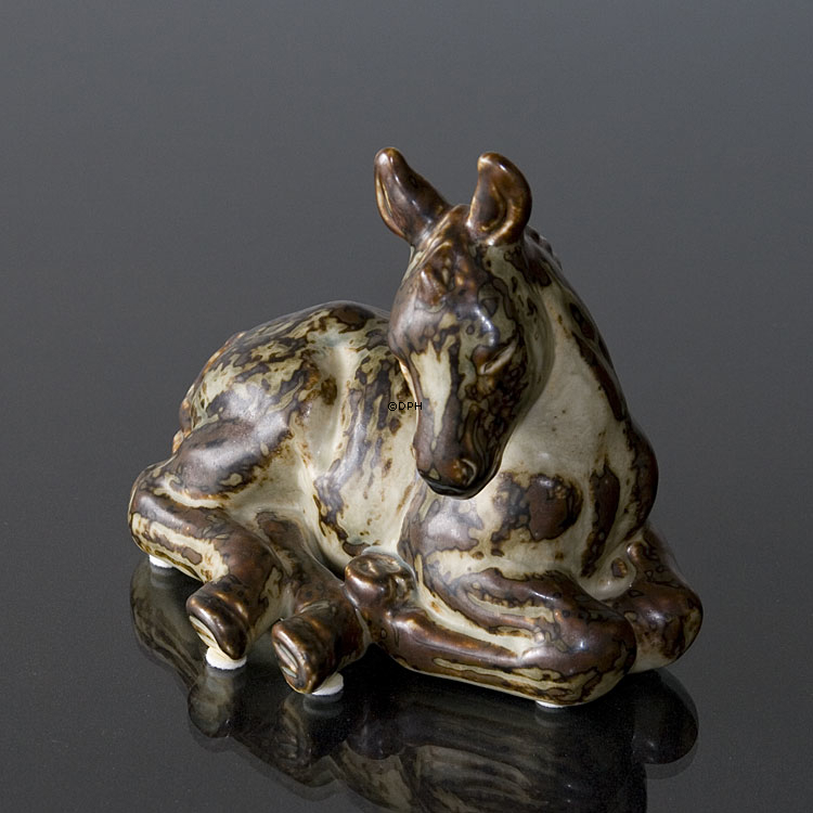 Liggende føl, Royal Copenhagen stentøjsfigur nr. 21516