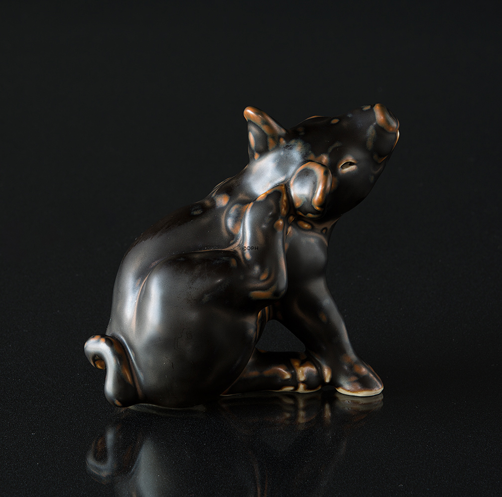 Siddende gris, Royal Copenhagen stentøjsfigur nr. 21670