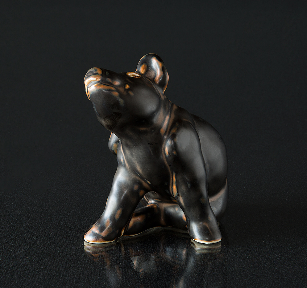 Siddende gris, Royal Copenhagen stentøjsfigur nr. 21670