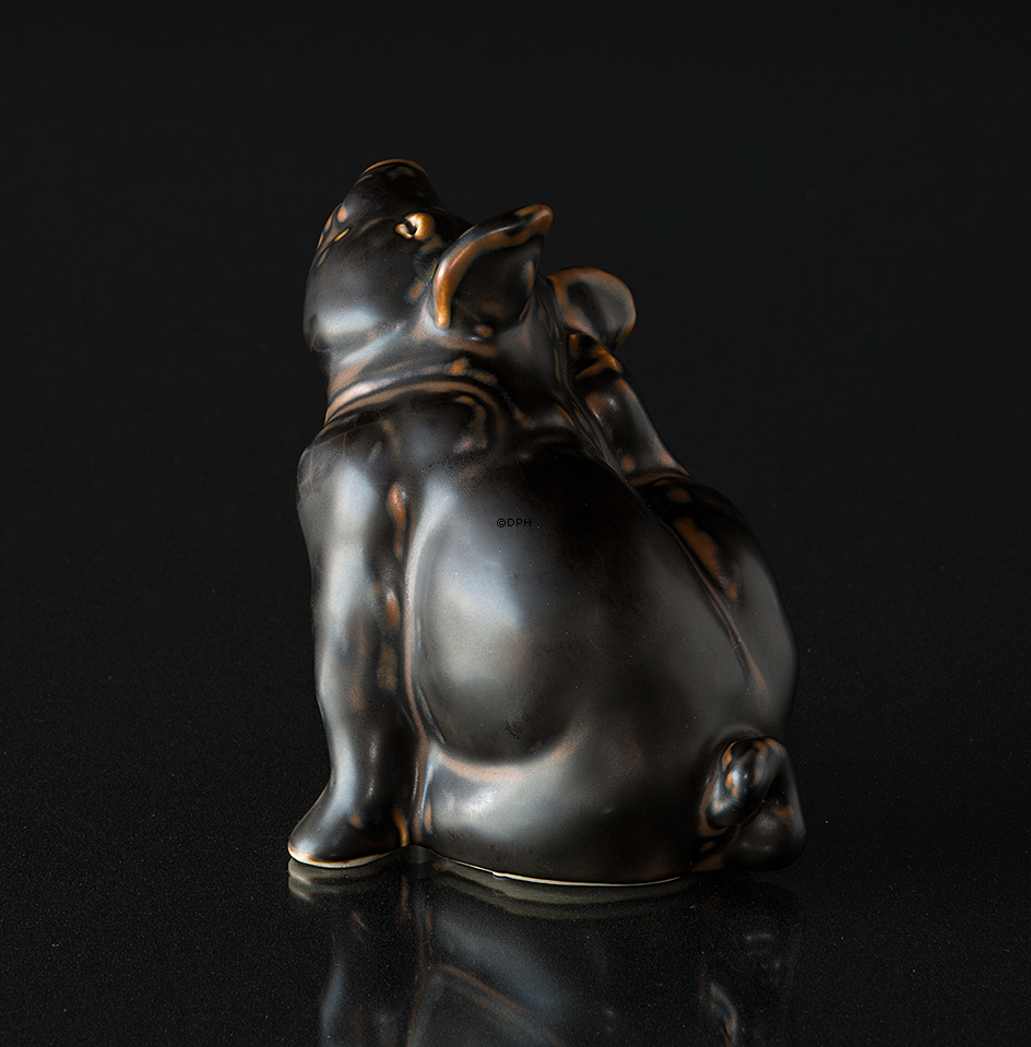 Siddende gris, Royal Copenhagen stentøjsfigur nr. 21670