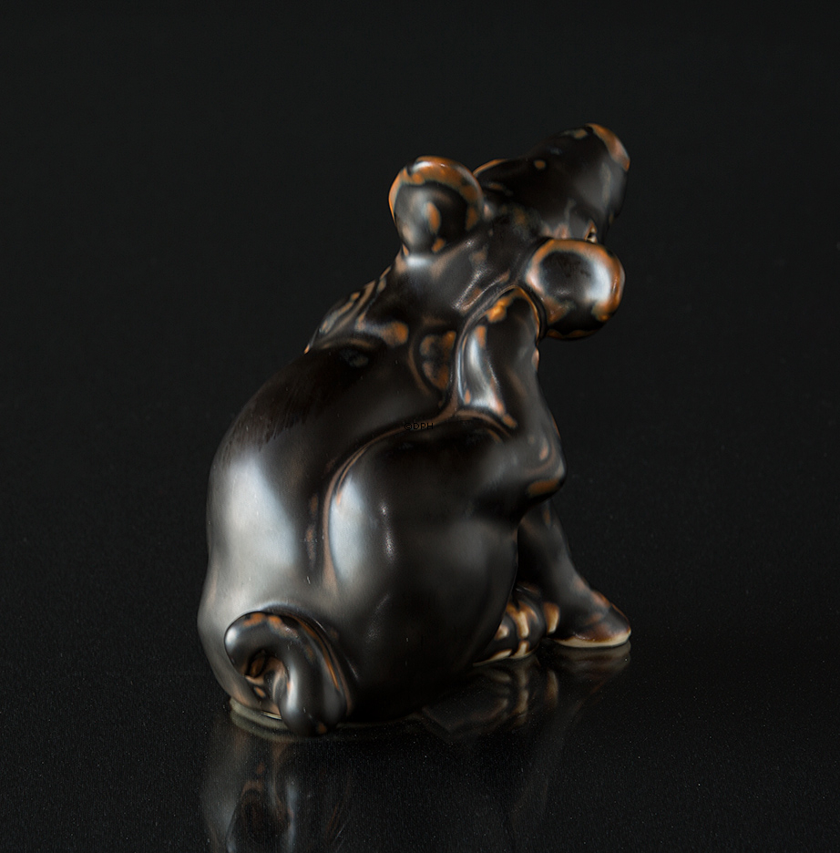 Siddende gris, Royal Copenhagen stentøjsfigur nr. 21670