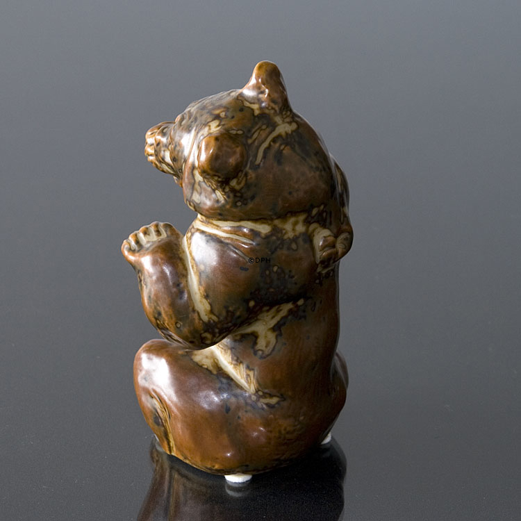 Siddende bjørn, Royal Copenhagen stentøjsfigur nr. 21675