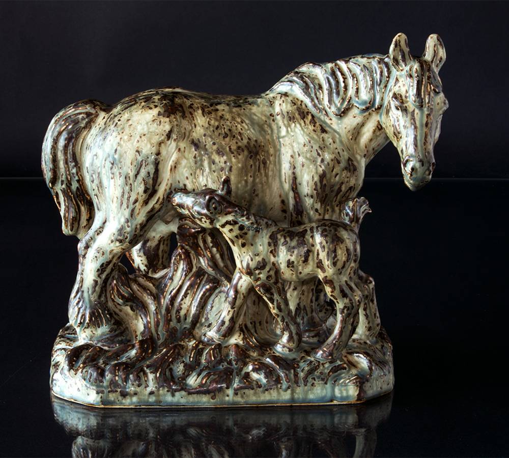 Hoppe med føl, Royal Copenhagen stentøjsfigur nr. 21727