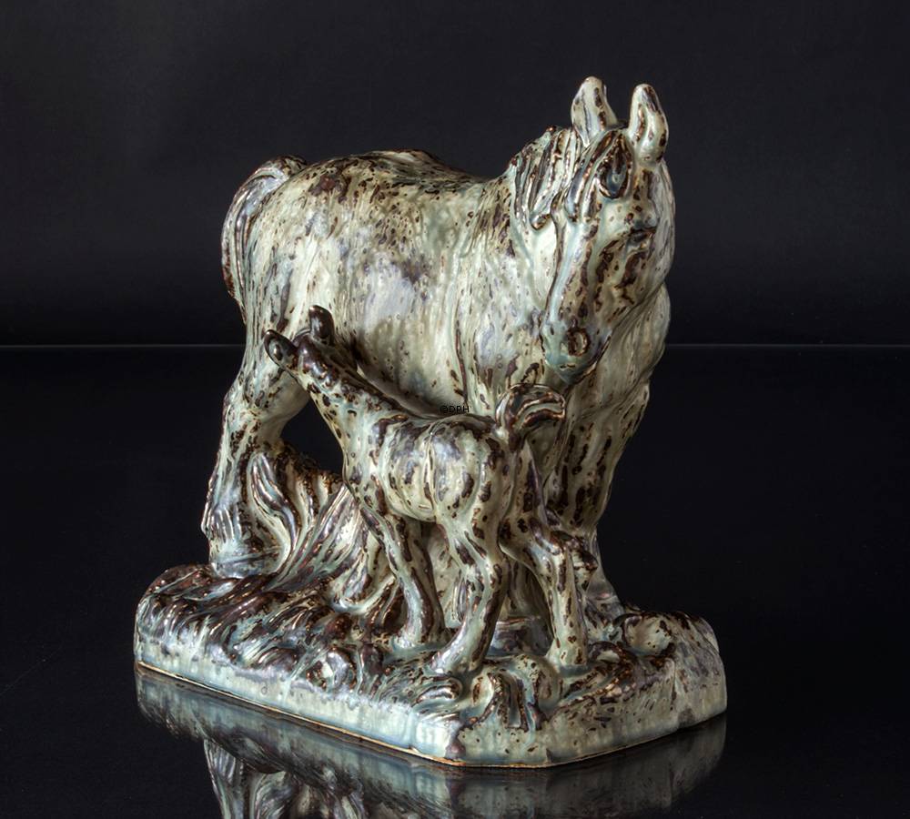 Hoppe med føl, Royal Copenhagen stentøjsfigur nr. 21727