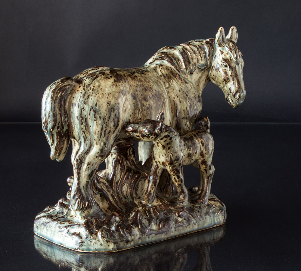 Hoppe med føl, Royal Copenhagen stentøjsfigur nr. 21727