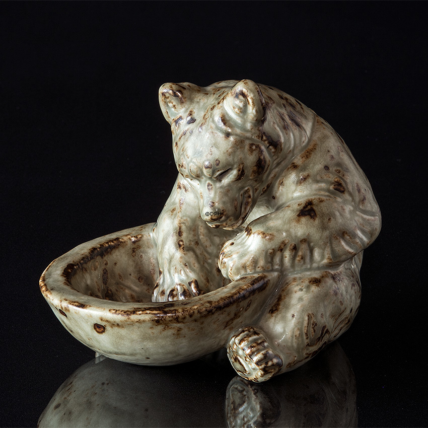 Bjørn, siddende med skål, Royal Copenhagen stentøjsfigur nr. 21737