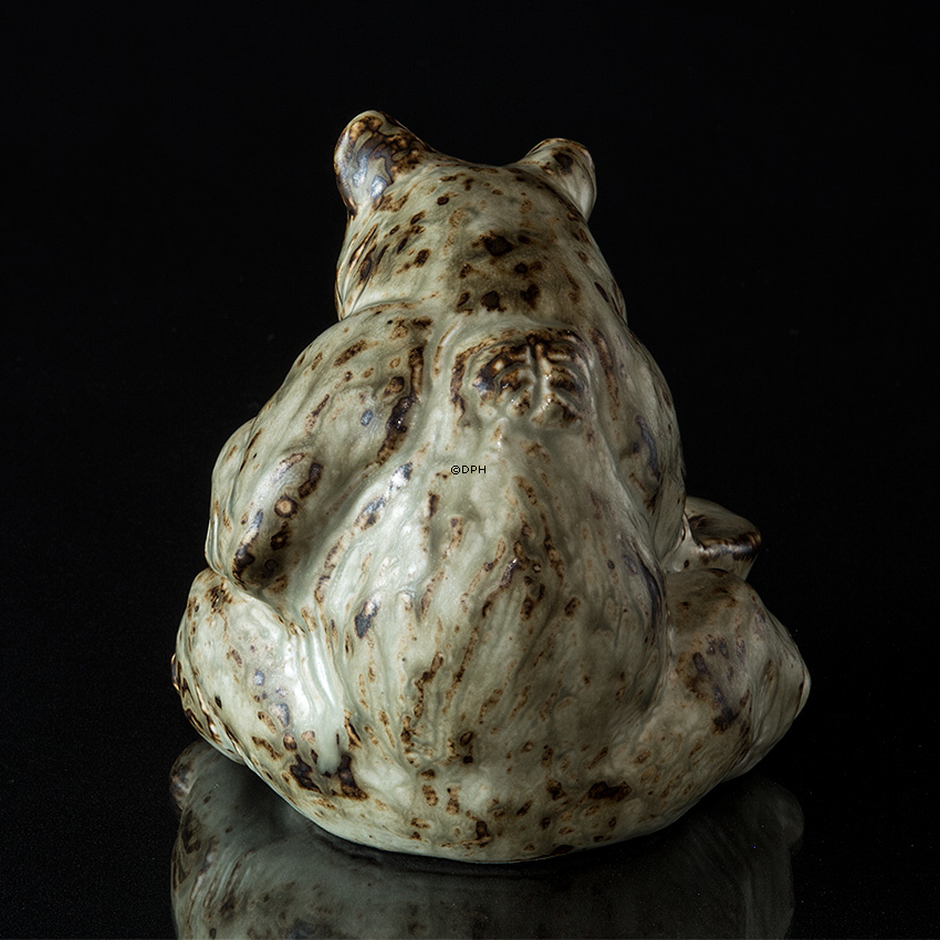 Bjørn, siddende med skål, Royal Copenhagen stentøjsfigur nr. 21737