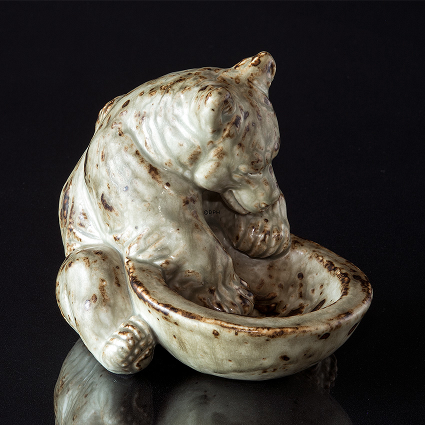 Bjørn, siddende med skål, Royal Copenhagen stentøjsfigur nr. 21737