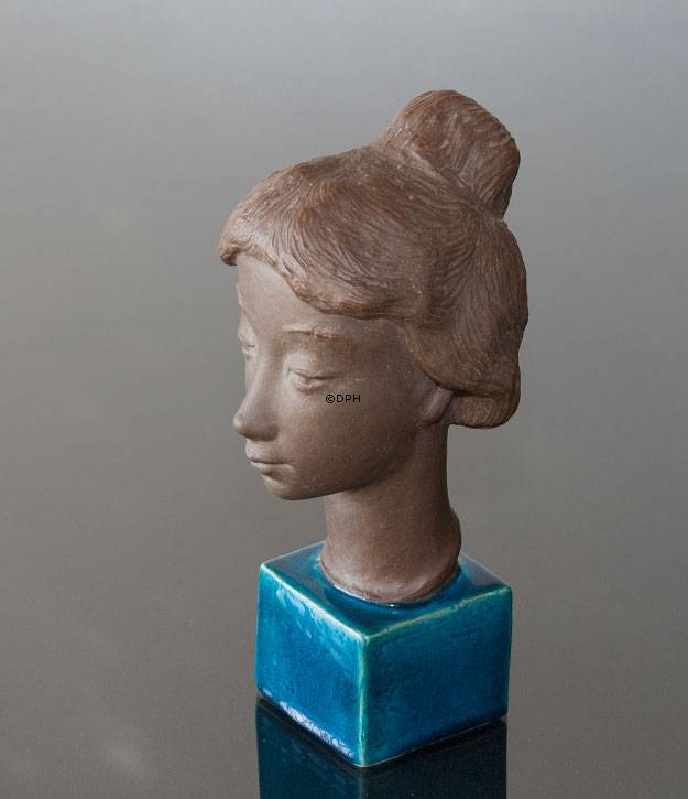 Stentøjsfigur, Royal Copenhagen nr. 21816. Kvinde byste, figur med kvinde hoved, Nana. Designet af Johannes Hedegaard.