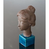 Stentøjsfigur, Royal Copenhagen nr. 21816. Kvinde byste, figur med kvinde hoved, Nana. Designet af Johannes Hedegaard.