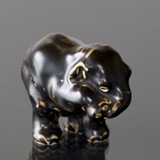 Elefantjunge kratzt sich an der Nase, Royal Copenhagen Steingut Figur Nr. 241 oder 22741