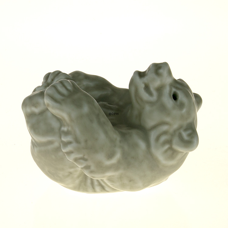 Hvid stentøjsfigur af isbjørneunge, Royal Copenhagen nr. 22745