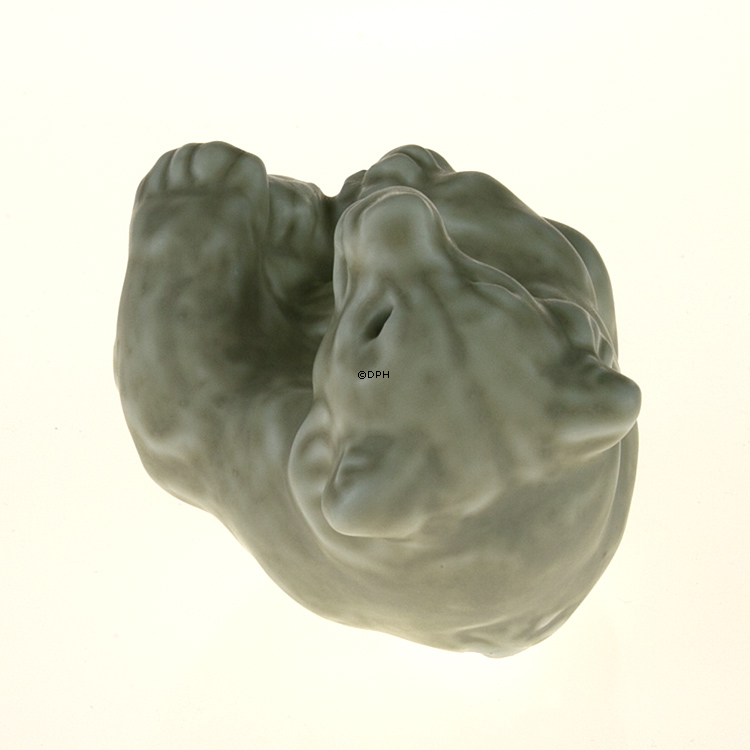 Hvid stentøjsfigur af isbjørneunge, Royal Copenhagen nr. 22745