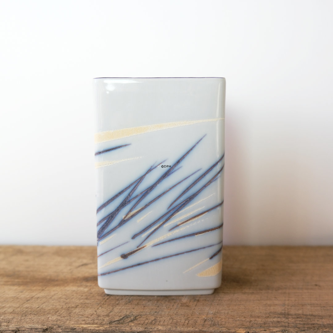 Stentojsvase Royal Copenhagen, hvid med pilegrene nr. 22756