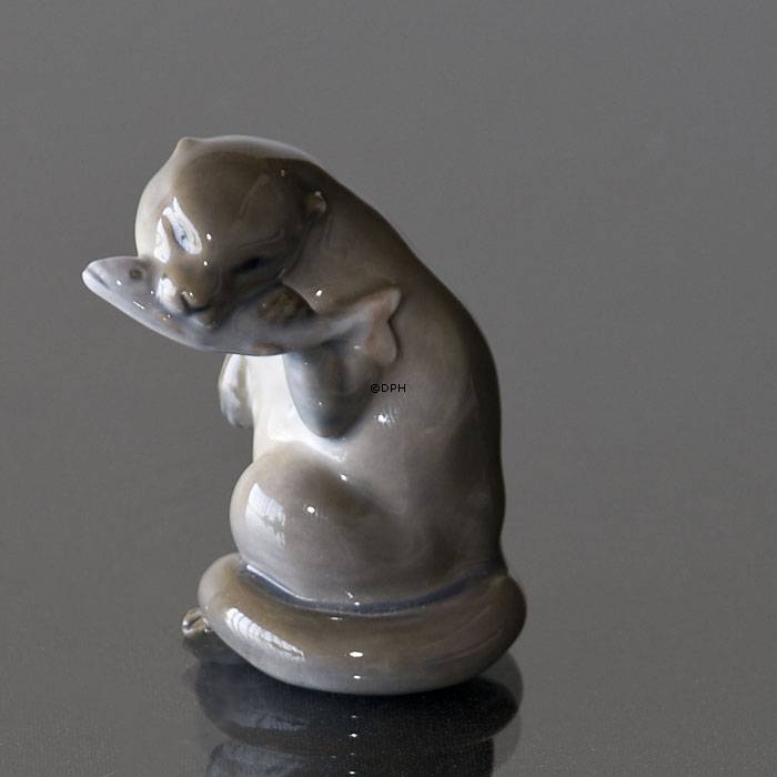 Odder med fisk, Royal Copenhagen figur nr. 2333