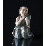 Meerjungfrau hält Fisch liebevoll, Royal Copenhagen Figur Nr. 2348