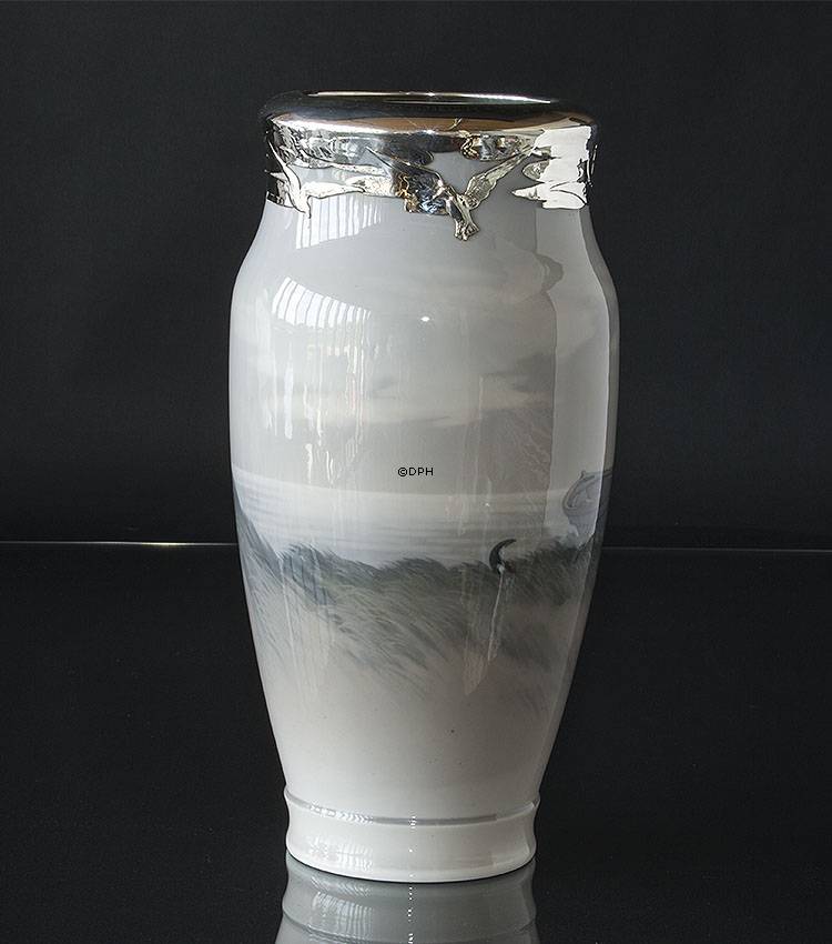 Vase med Landskab og robåd, sølvkant foroven, Royal Copenhagen UNICA nr. 2352-131