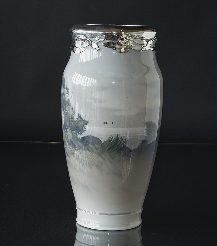 Vase med Landskab og robåd, sølvkant foroven, Royal Copenhagen UNICA nr. 2352-131