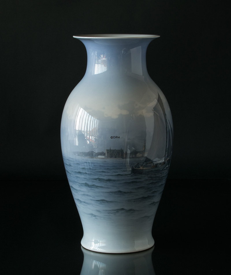 Meget stor Vase med Sejlskib udfor Kronborg, Royal Copenhagen nr. 2486-2388