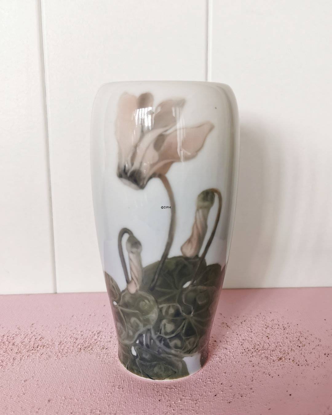 Vase med blomst, Royal Copenhagen nr. 254-235