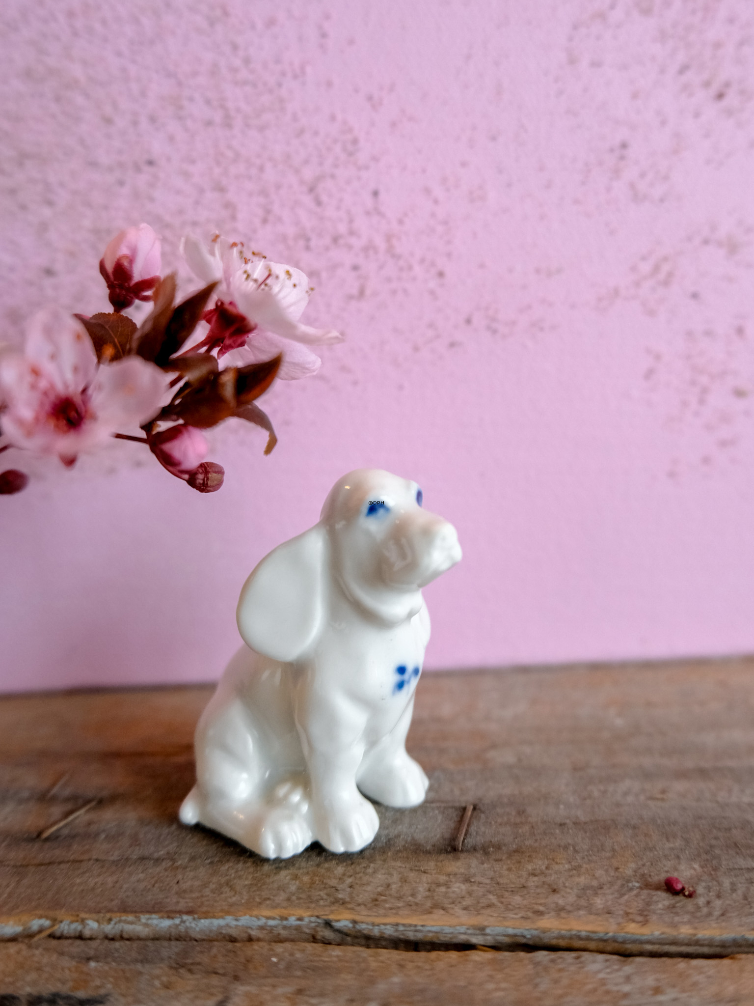 Musselmalet figur af hund, Royal Copenhagen figur nr. 2547