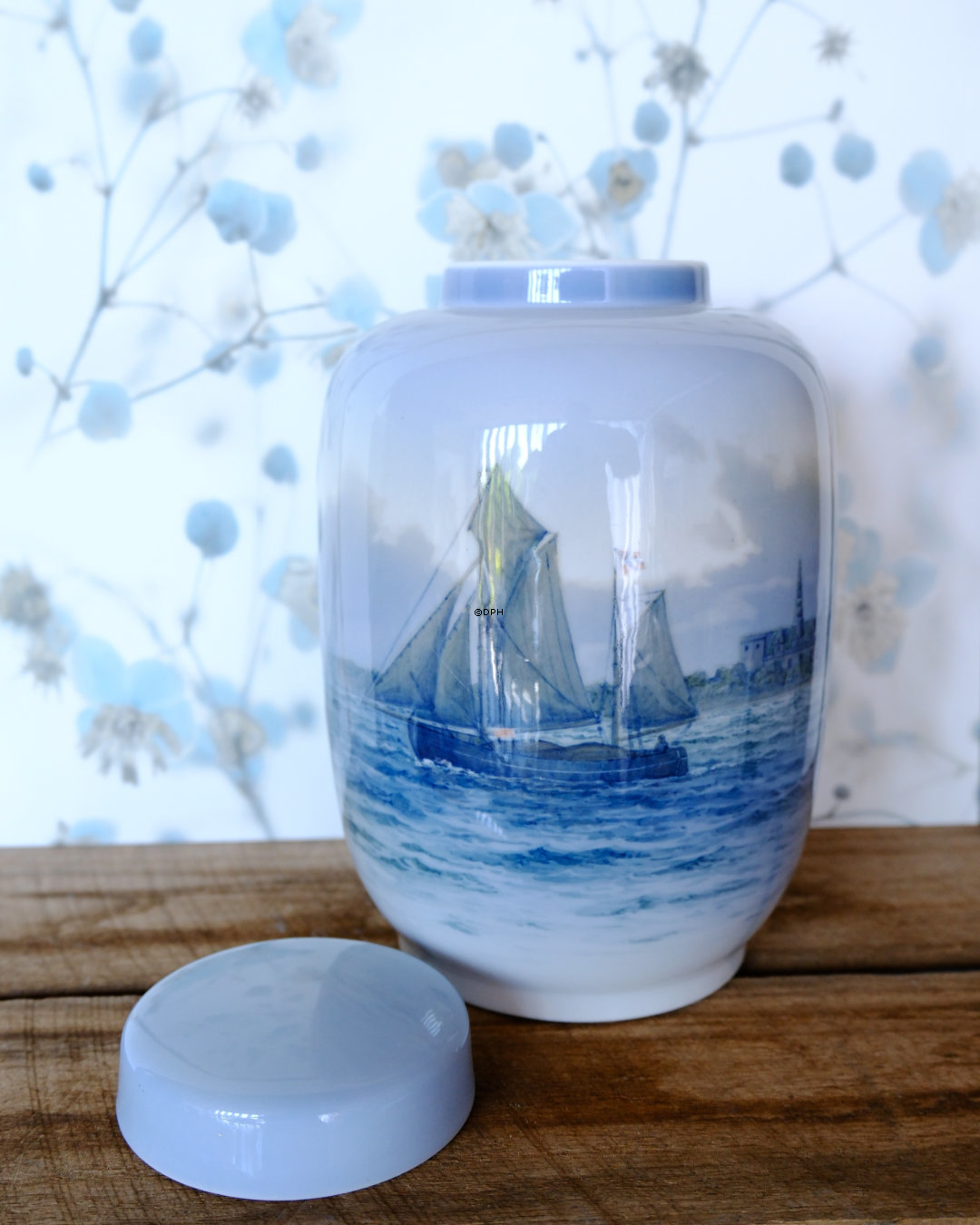 Krukke med låg, Sejlskib ved Kronborg, Royal Copenhagen nr. 2562-888