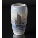 Vase med Seelandschaft und Segelboot, Royal Copenhagen Nr. 2569-1049
