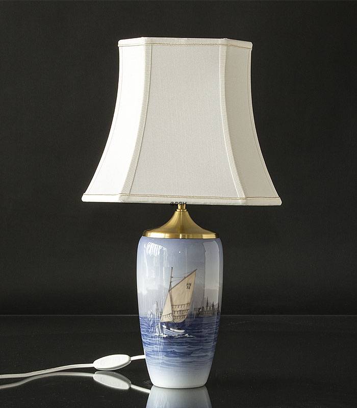 Bordlampe med marine motiv og sejlbåd, Royal Copenhagen nr. 2609-1049