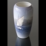 Vase med marine motiv og sejlbåd, Royal Copenhagen nr. 2609-1049