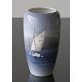 Vase med Seelandschaft und Segelboot, Royal Copenhagen Nr. 2609-1049