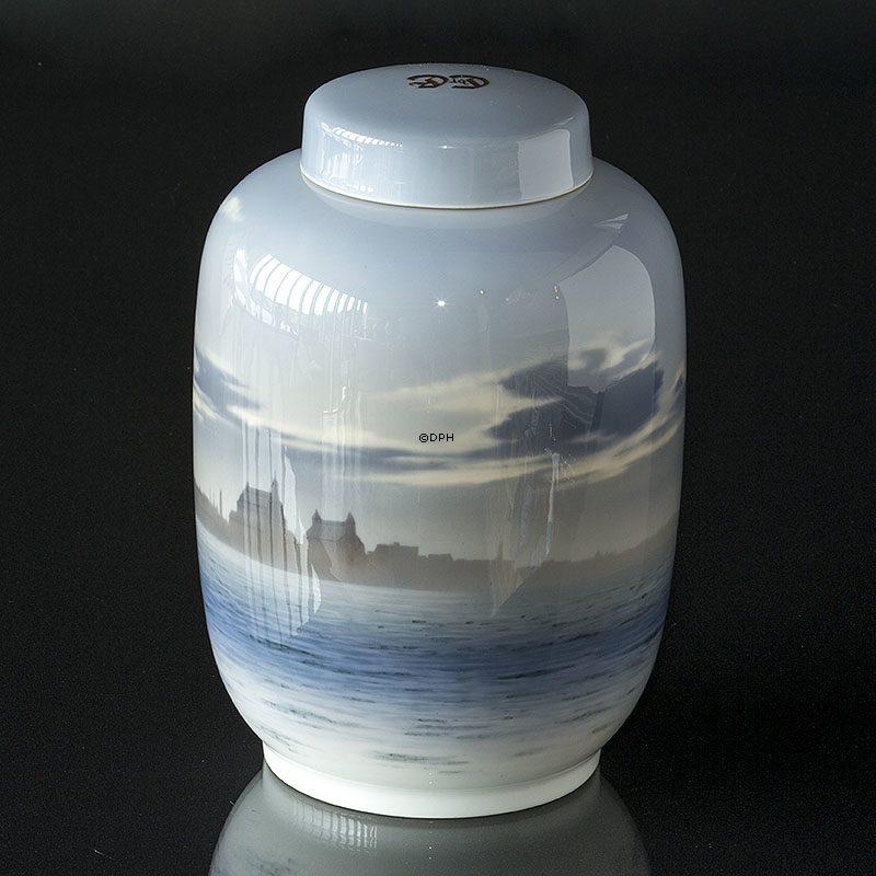 Krukke med låg, (Lågvase) Sejlskib ved Kronborg, Royal Copenhagen nr. 2522-888 (1909 1. juli 1934)