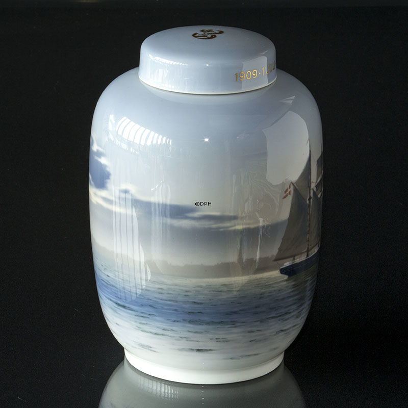 Krukke med låg, (Lågvase) Sejlskib ved Kronborg, Royal Copenhagen nr. 2522-888 (1909 1. juli 1934)