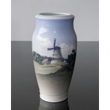 Vase med landskabsmotiv med mølle, Royal Copenhagen nr. 2634-2040