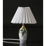 Pleated lamp shade of white chintz fabric, sidelength 15cm
