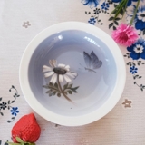 Skål med blomst og sommerfugl, Royal Copenhagen nr. 2688-9777